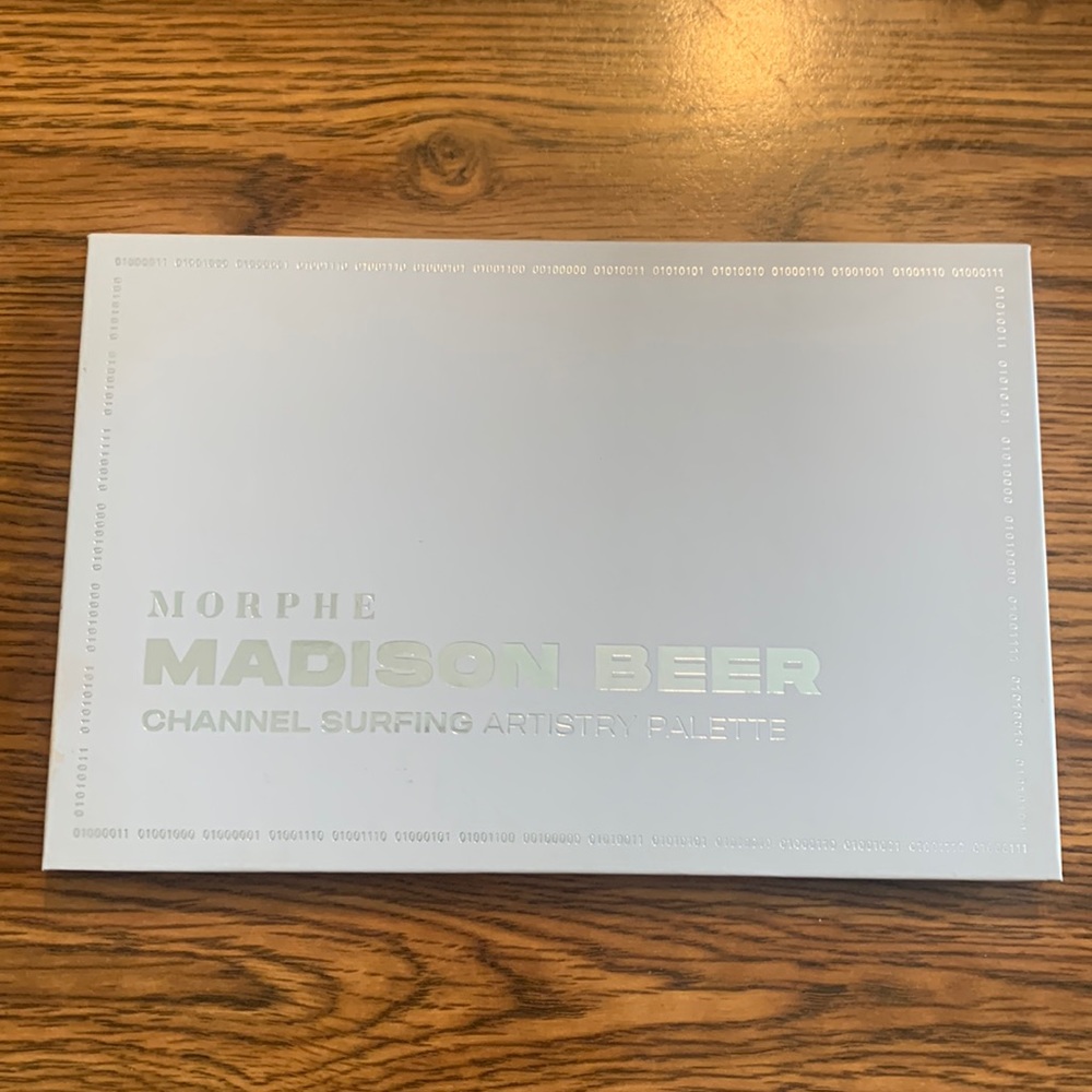 Morphe Madison Beer Channel Surfing Artistry Palette